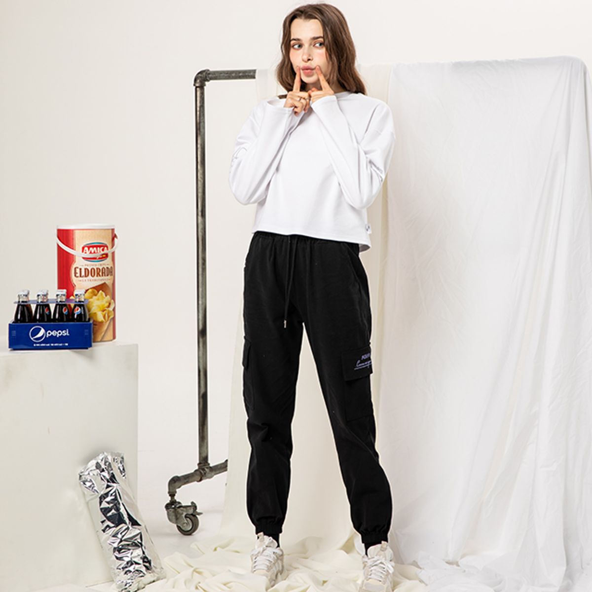 라온(RA_ON) Basic Jogger Pants Gray Lettering - Black