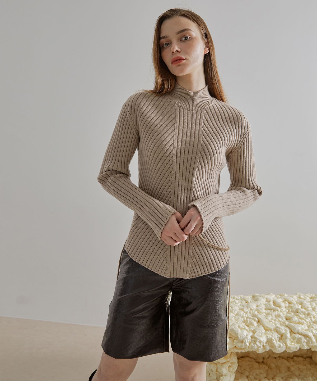 에트몽(ETMON) Slit Sleeve Side Strap Knit Top  Beige