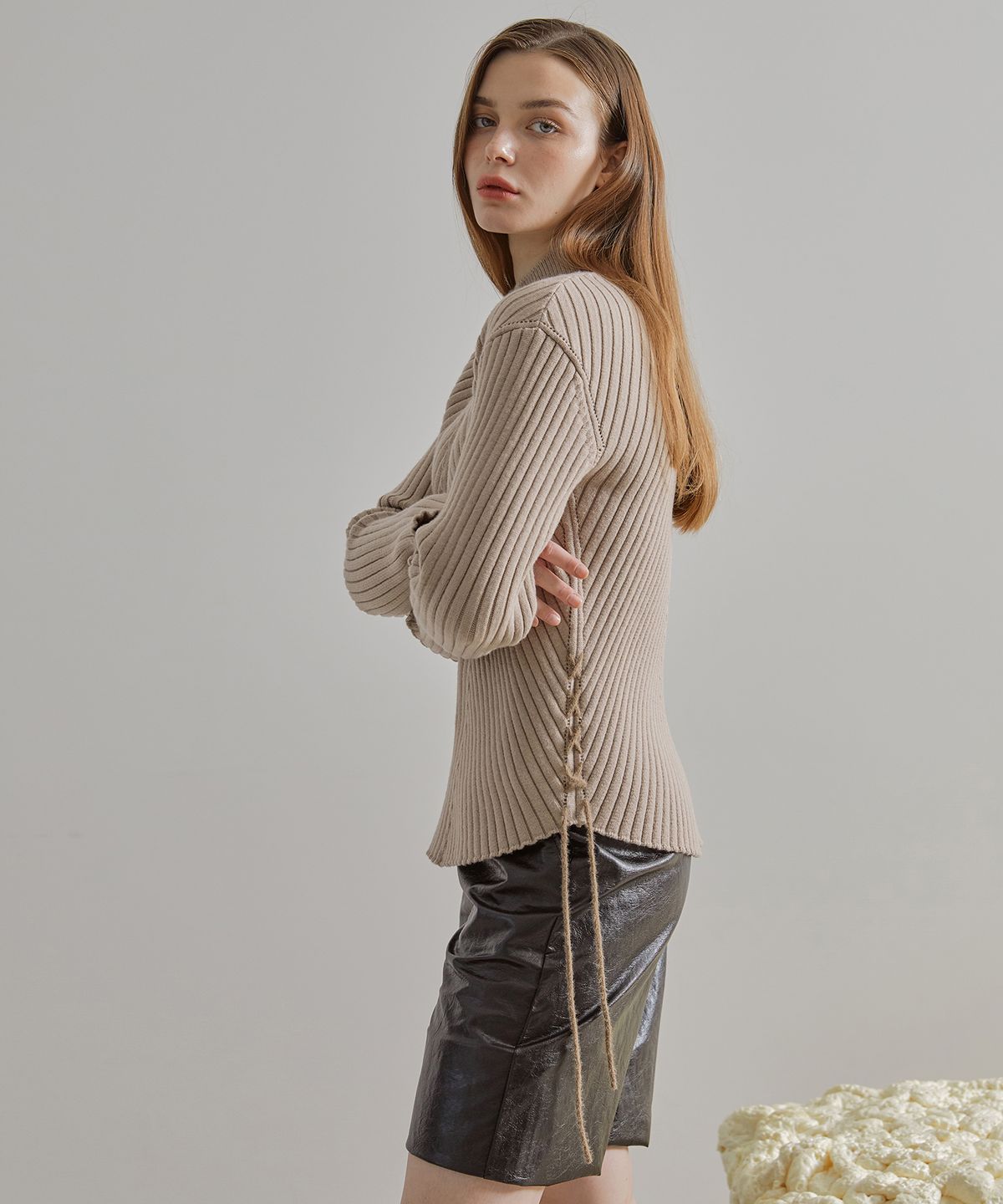 에트몽(ETMON) Slit Sleeve Side Strap Knit Top  Beige