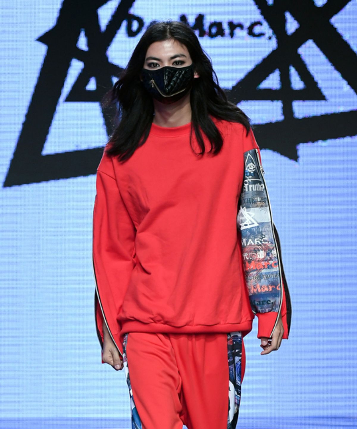 드마크(DEMARC) 남자여자  더블지퍼 그래픽 맨투맨 레드