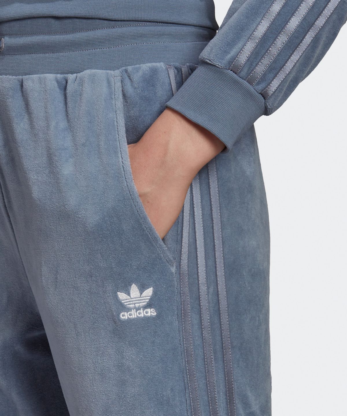 아디다스(ADIDAS) 벨루어 슬림 조거 - 블루 / H18819