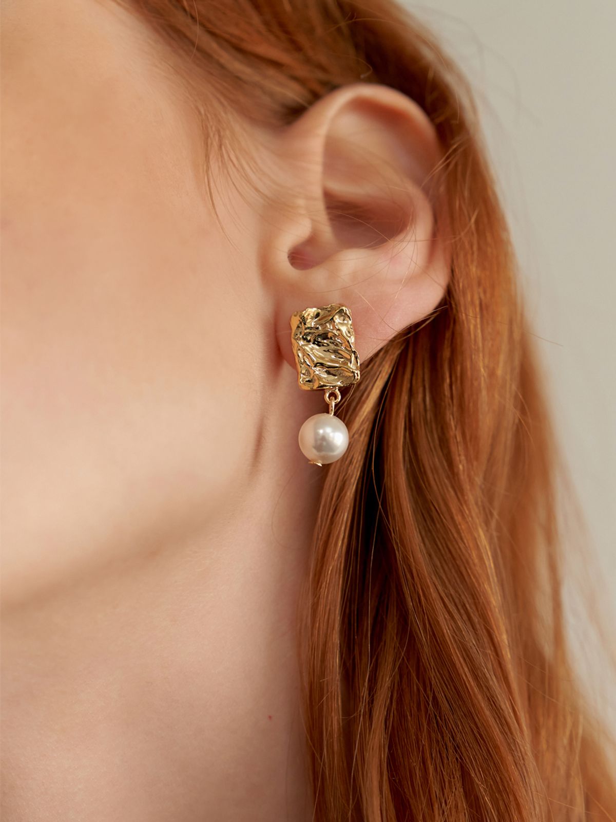 리엔느와르(leeENoir) Square Wrinkle Pearl Earring (2color)