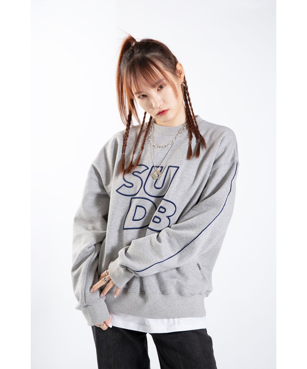 슈드비(SUDB) 빅 엠브로 라인 스웻 셔츠