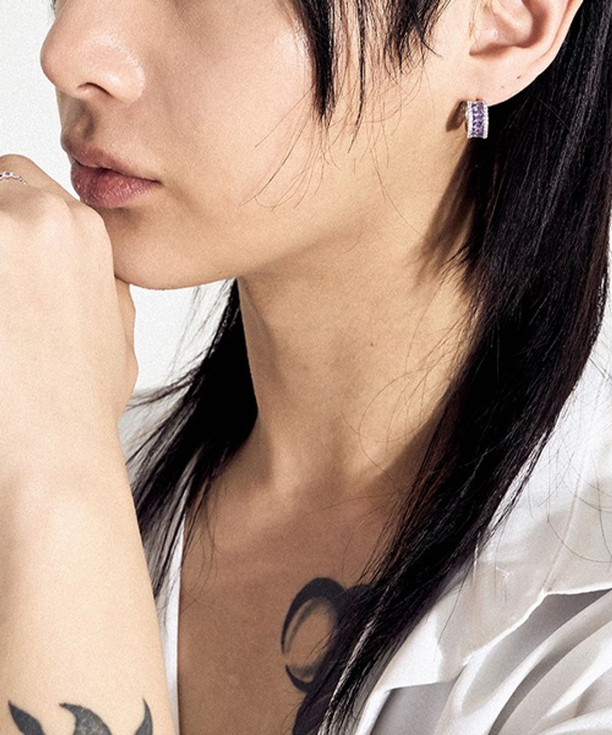 블랙 퍼플(BLACK PURPLE) 크리스탈 유리조각 미니 링 귀걸이_퍼플 Crystal Glass Piece Mini Ring Earrings_Purple