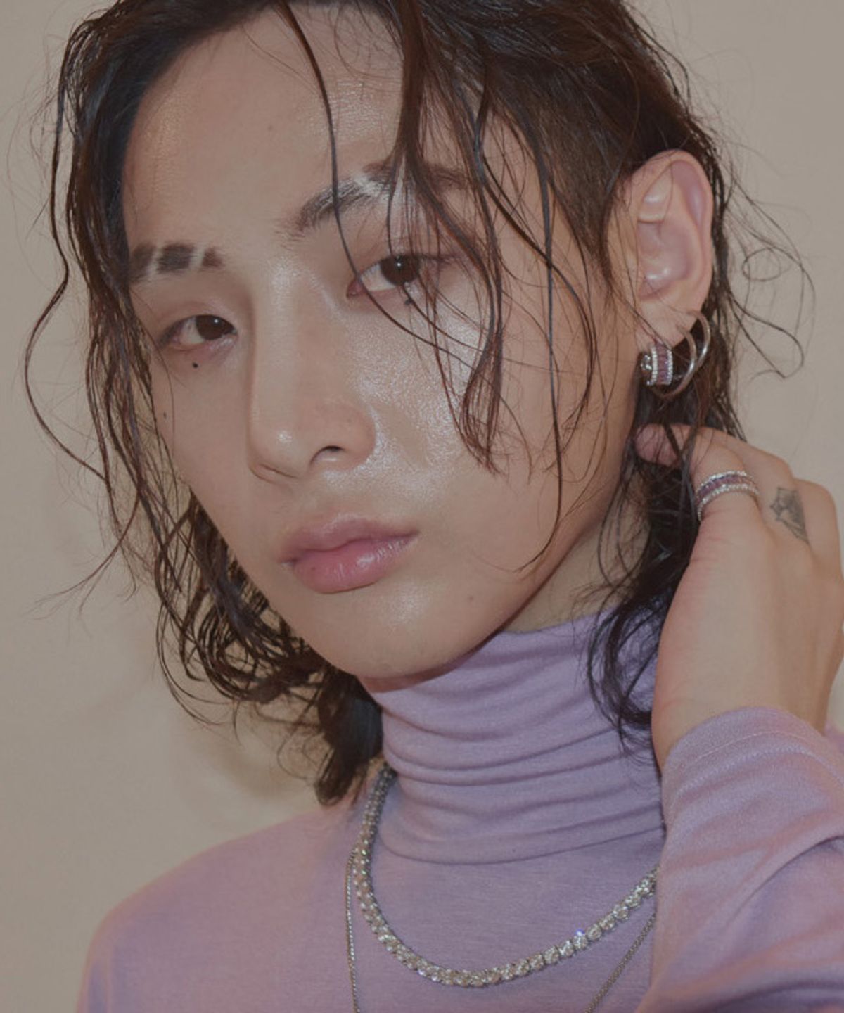 블랙 퍼플(BLACK PURPLE) 크리스탈 유리조각 미니 링 귀걸이_퍼플 Crystal Glass Piece Mini Ring Earrings_Purple