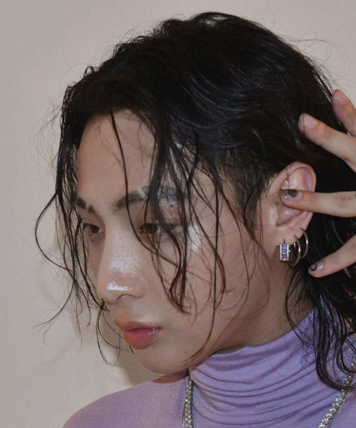 블랙 퍼플(BLACK PURPLE) 크리스탈 유리조각 미니 링 귀걸이_퍼플 Crystal Glass Piece Mini Ring Earrings_Purple