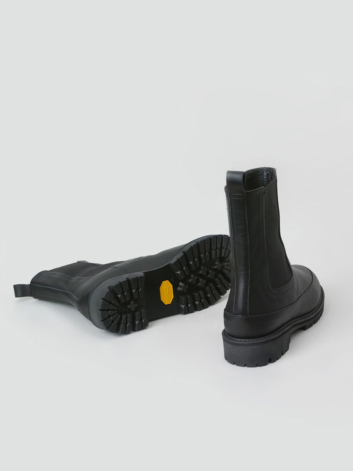 흰(HEENN) Chunky Sole Chelsea Boots - Black (기모안감)