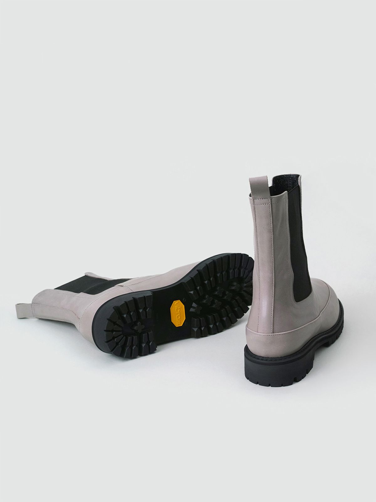 흰(HEENN) Chunky Sole Chelsea Boots - Dove Grey (기모안감)