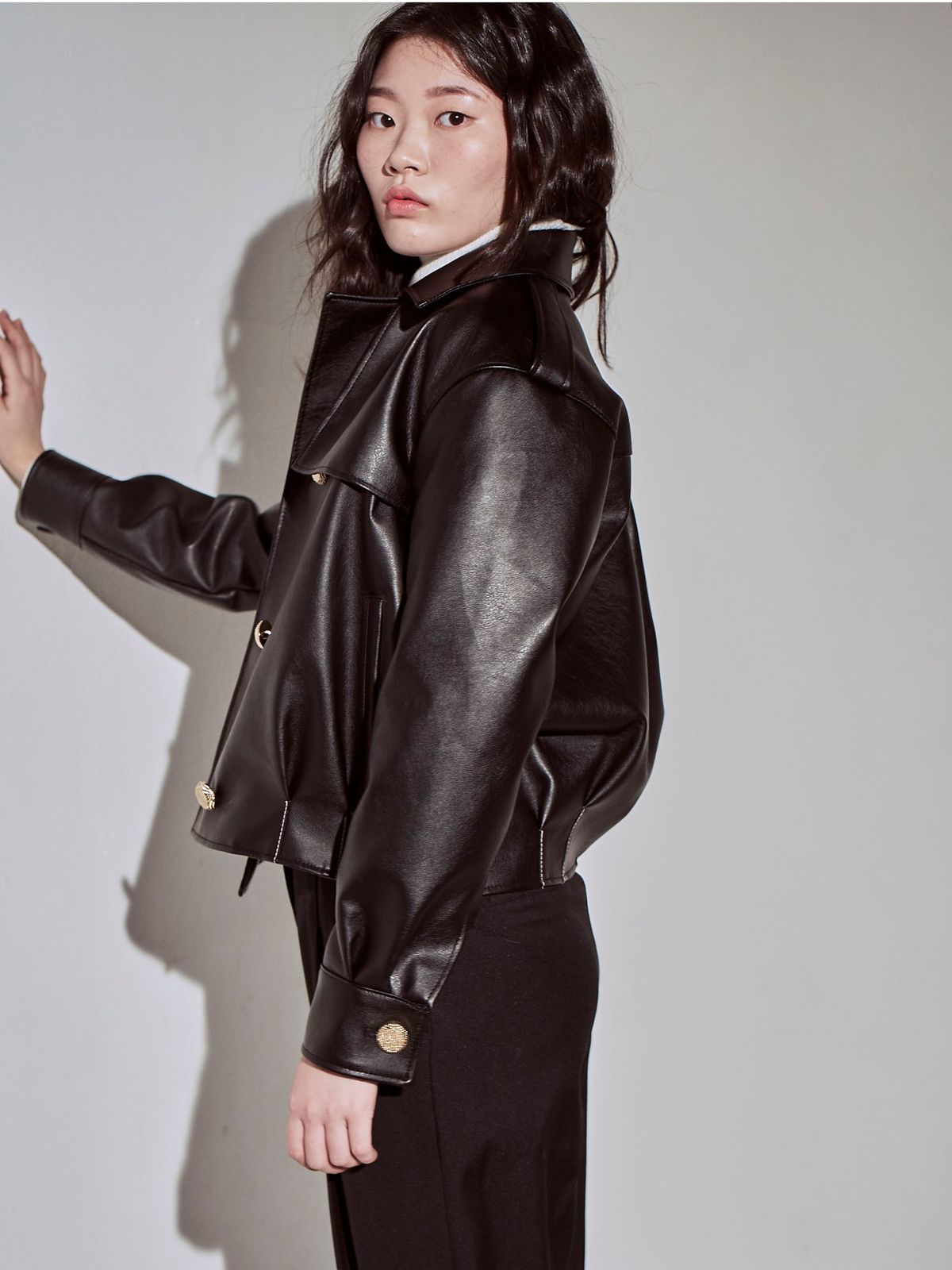 프린제이(PREENJ) PU LEATHER 크롭 터크 더블자켓