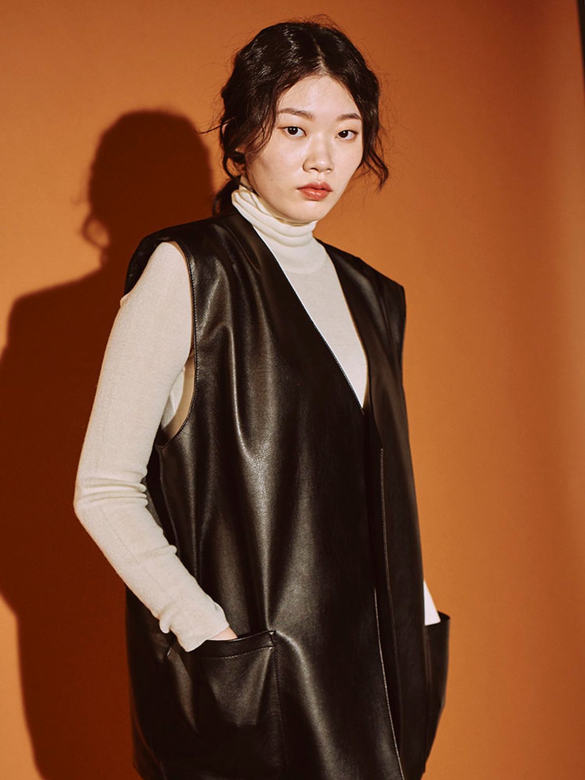 프린제이(PREENJ) PU LEATHER 숄더 터크 베스트