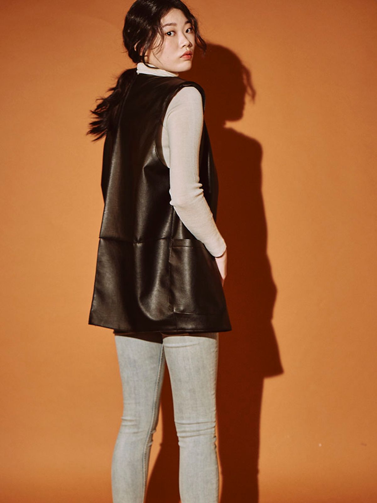 프린제이(PREENJ) PU LEATHER 숄더 터크 베스트