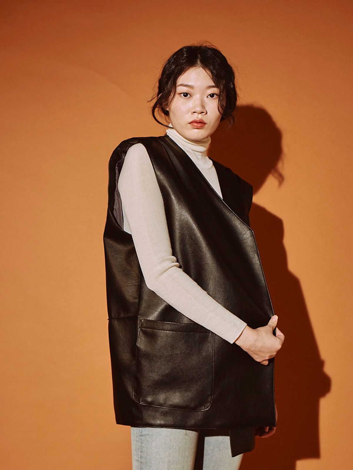 프린제이(PREENJ) PU LEATHER 숄더 터크 베스트