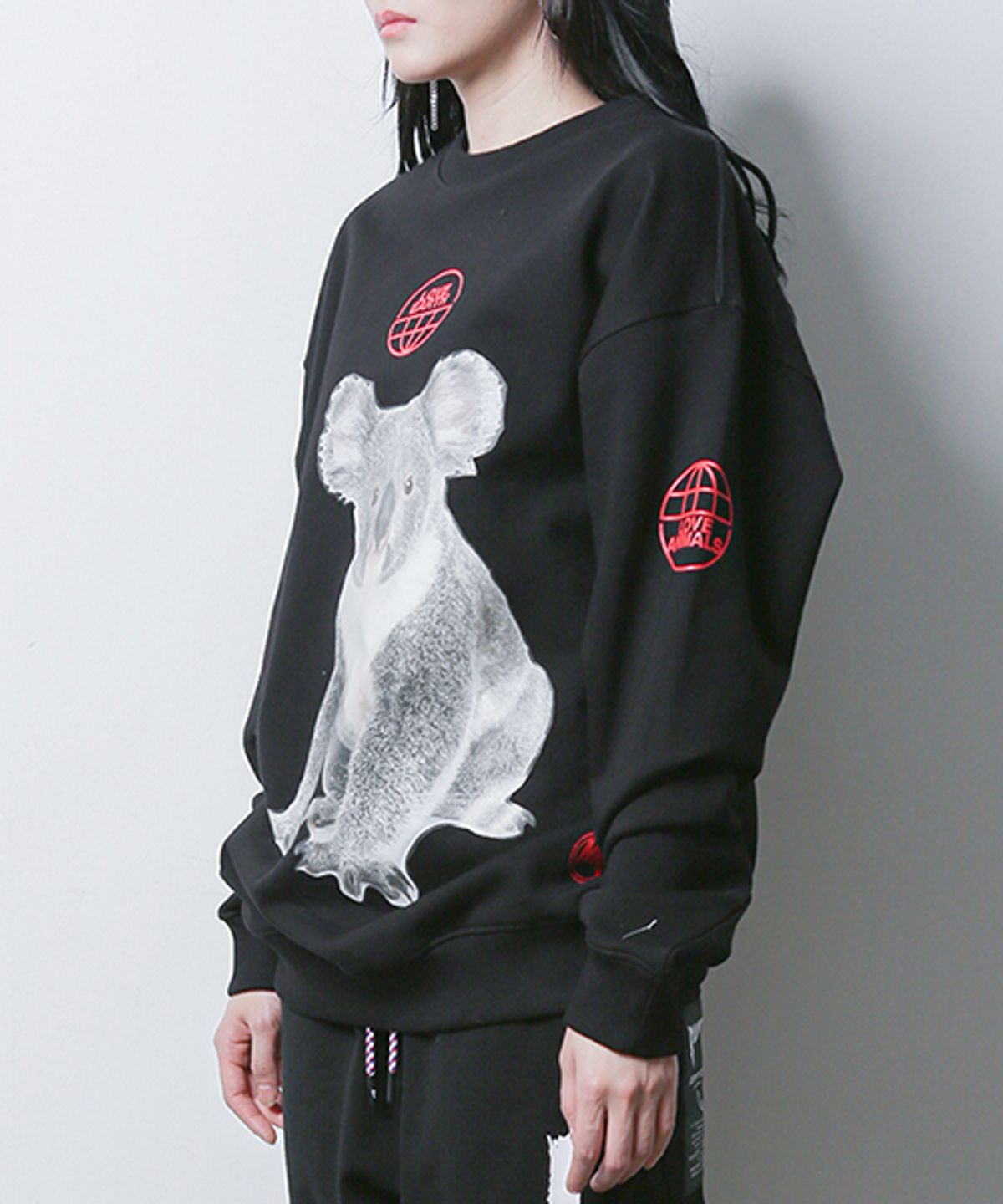 몽키플라워(Monkey Flower) 공용 러브 코알라 루즈핏 맨투맨 BLACK+RED / MS1WMT03U95