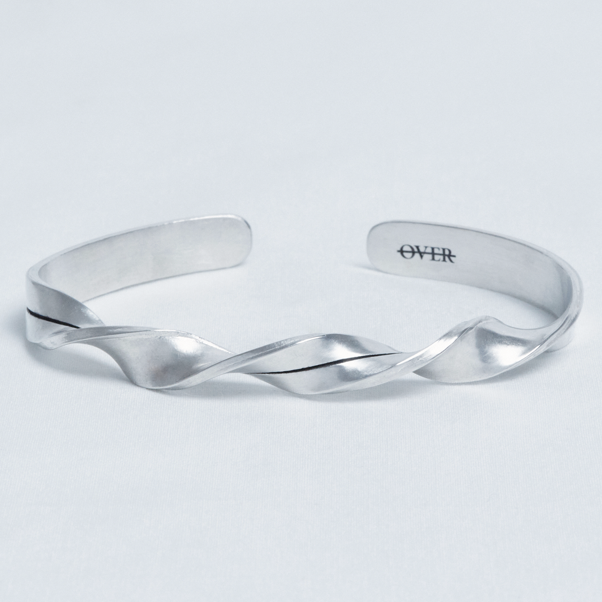 오버더라인(OVER THE LINE) One line Twist Bangle