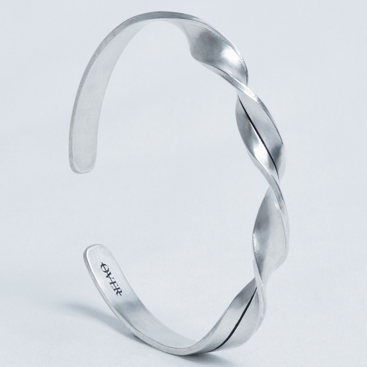 오버더라인(OVER THE LINE) One line Twist Bangle