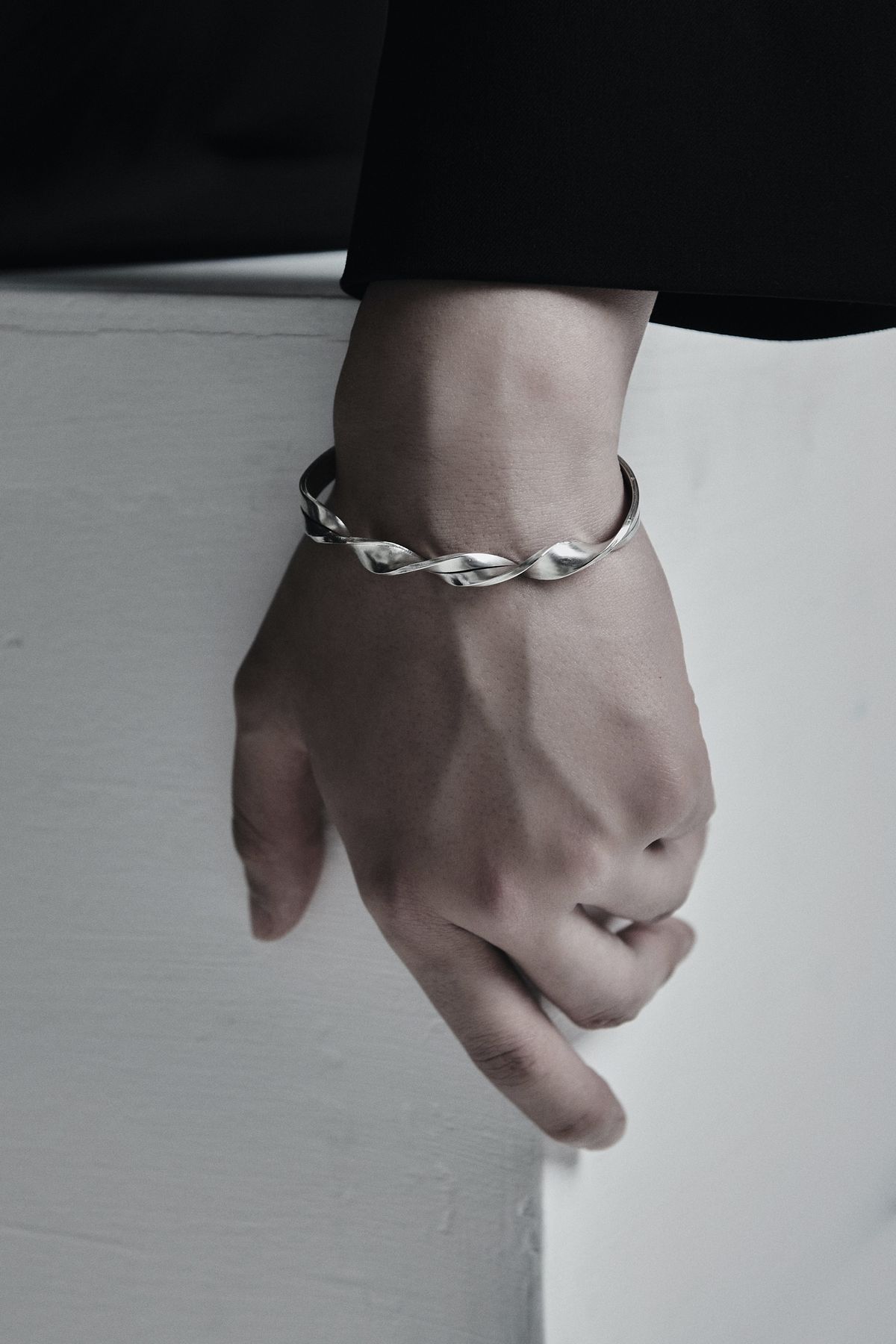 오버더라인(OVER THE LINE) One line Twist Bangle