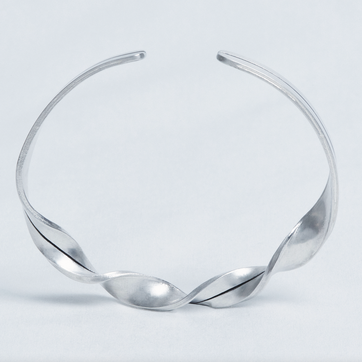 오버더라인(OVER THE LINE) One line Twist Bangle