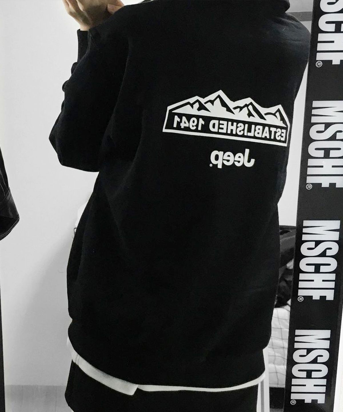 지프(JEEP) [360g] M-Logo 반집업 맨투맨 (JR5TSU838BK)