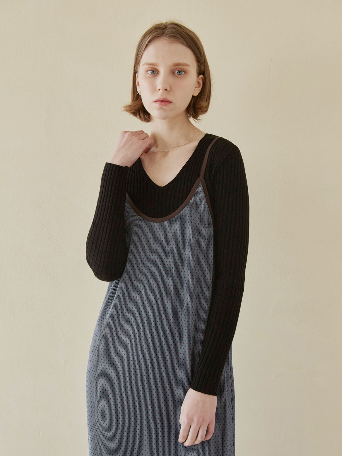 아방(AVANT-G) Daily V-neck Knit Pullover - Black