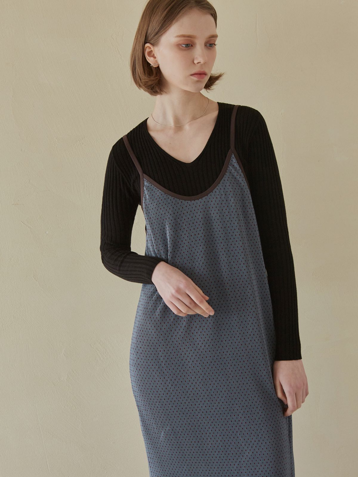 아방(AVANT-G) Daily V-neck Knit Pullover - Black