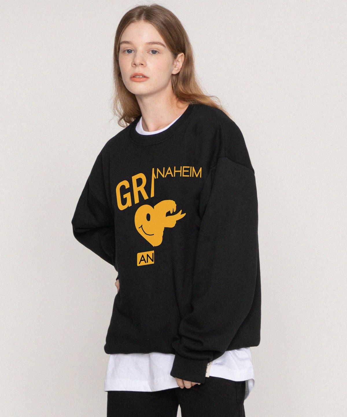 그레이버(GRAVER) [UNISEX]하트 스네이크 하프 아치로고 맨투맨_블랙