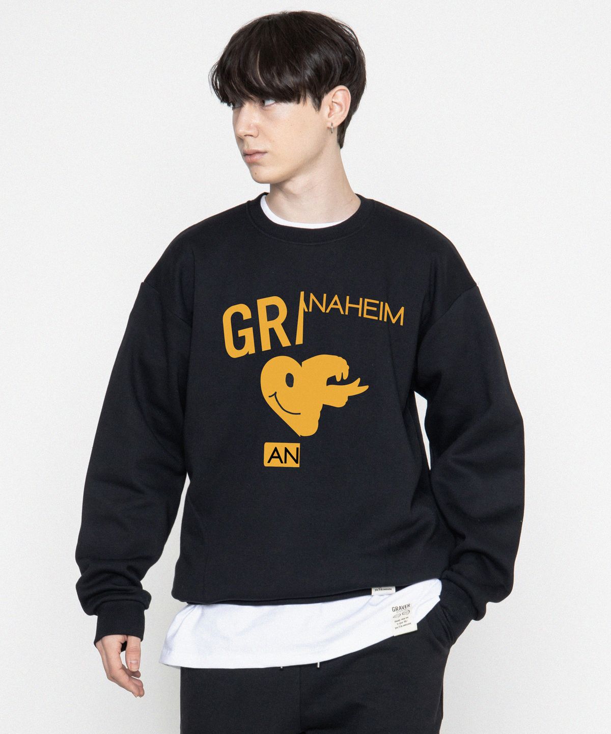 그레이버(GRAVER) [UNISEX]하트 스네이크 하프 아치로고 맨투맨_블랙