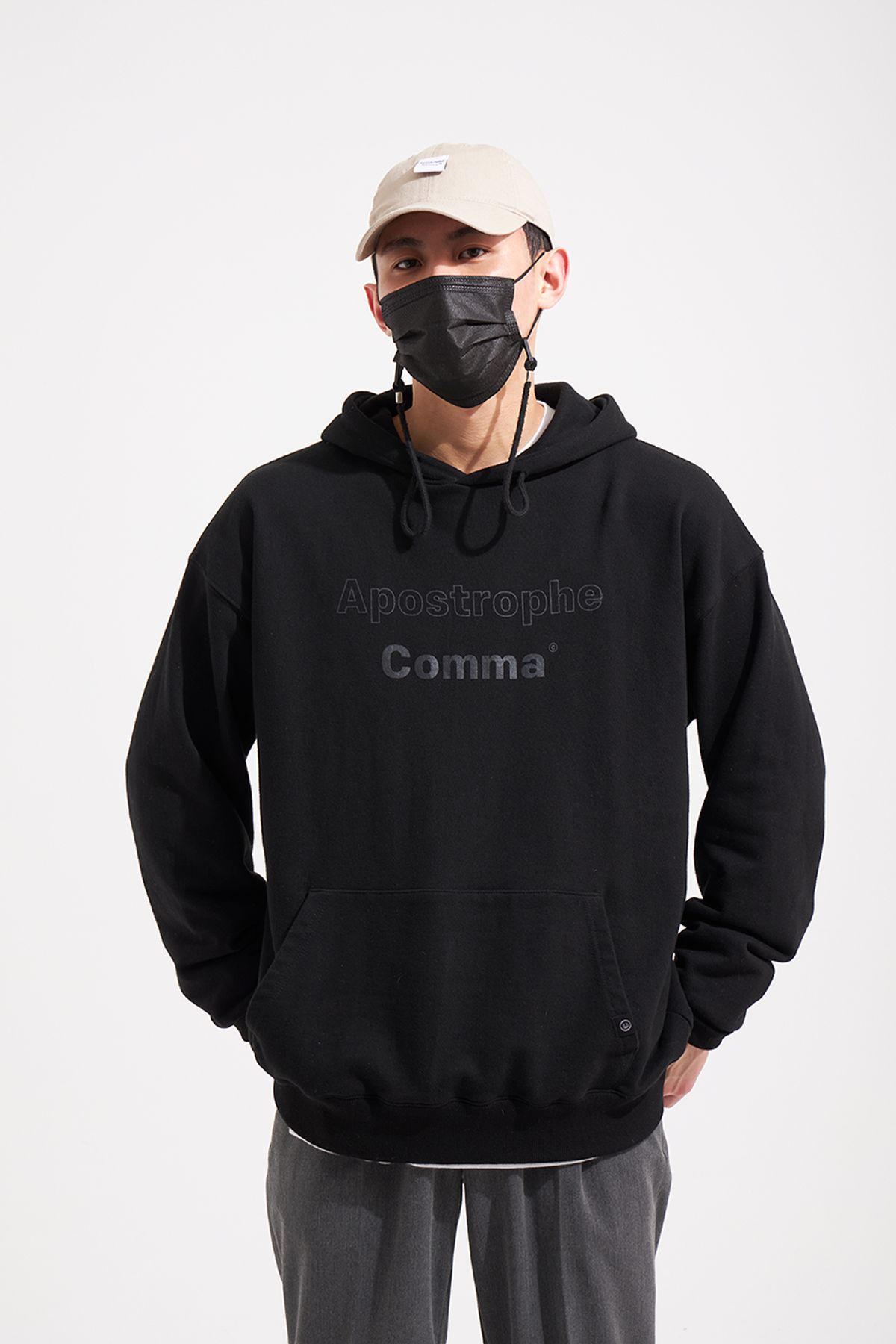 어퍼스트로피 콤마(APOSTROPHE COMMA) 더블라인 포인트 라벨 볼캡 (베이지)