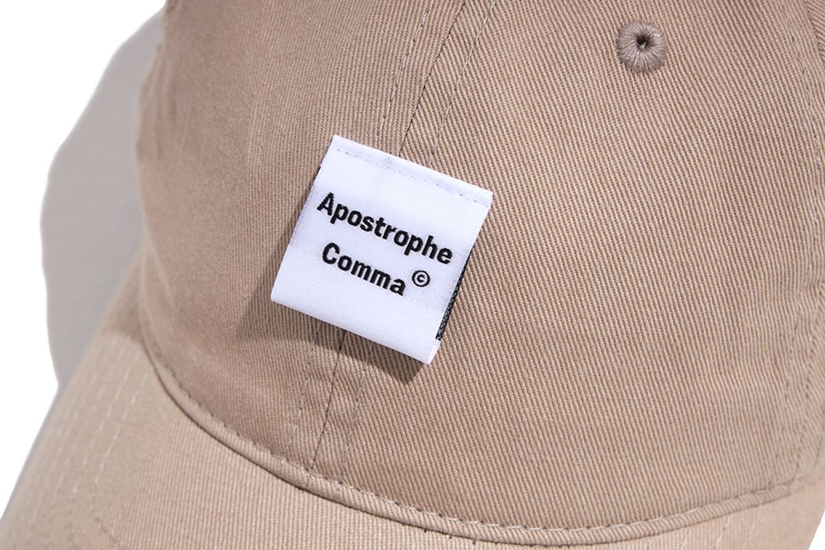 어퍼스트로피 콤마(APOSTROPHE COMMA) 더블라인 포인트 라벨 볼캡 (베이지)