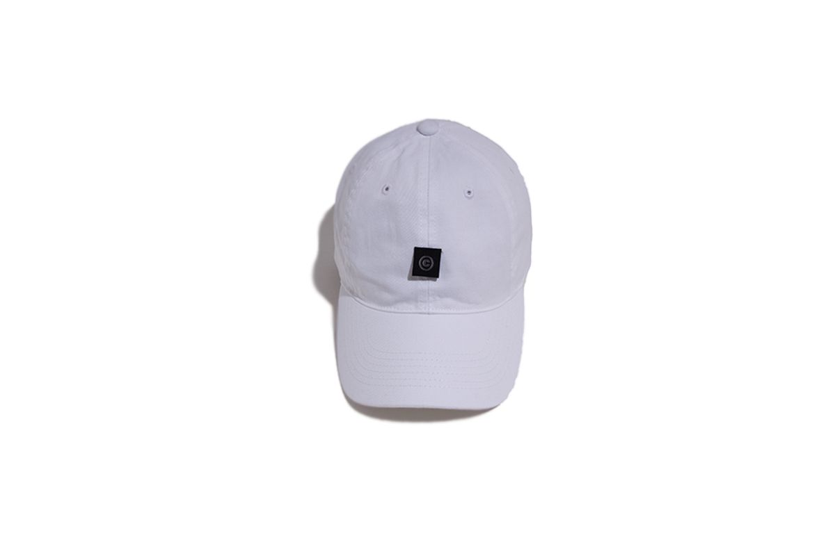 어퍼스트로피 콤마(APOSTROPHE COMMA) BK 포인트 라벨 볼캡 (화이트)