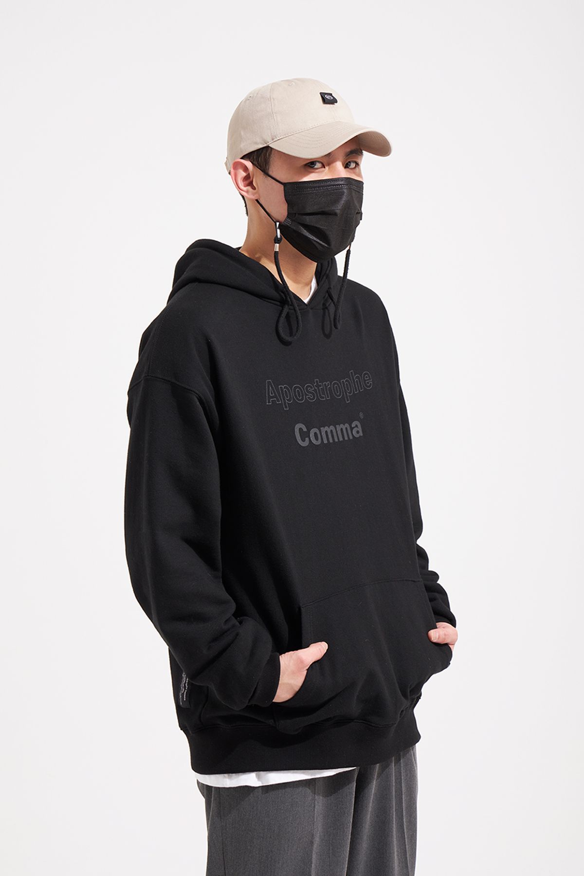 어퍼스트로피 콤마(APOSTROPHE COMMA) BK 포인트 라벨 볼캡 (베이지)