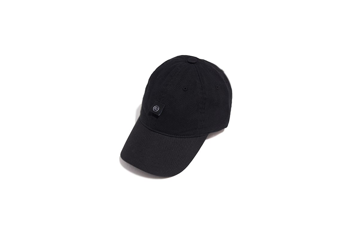 어퍼스트로피 콤마(APOSTROPHE COMMA) BK 포인트 라벨 볼캡 (블랙)