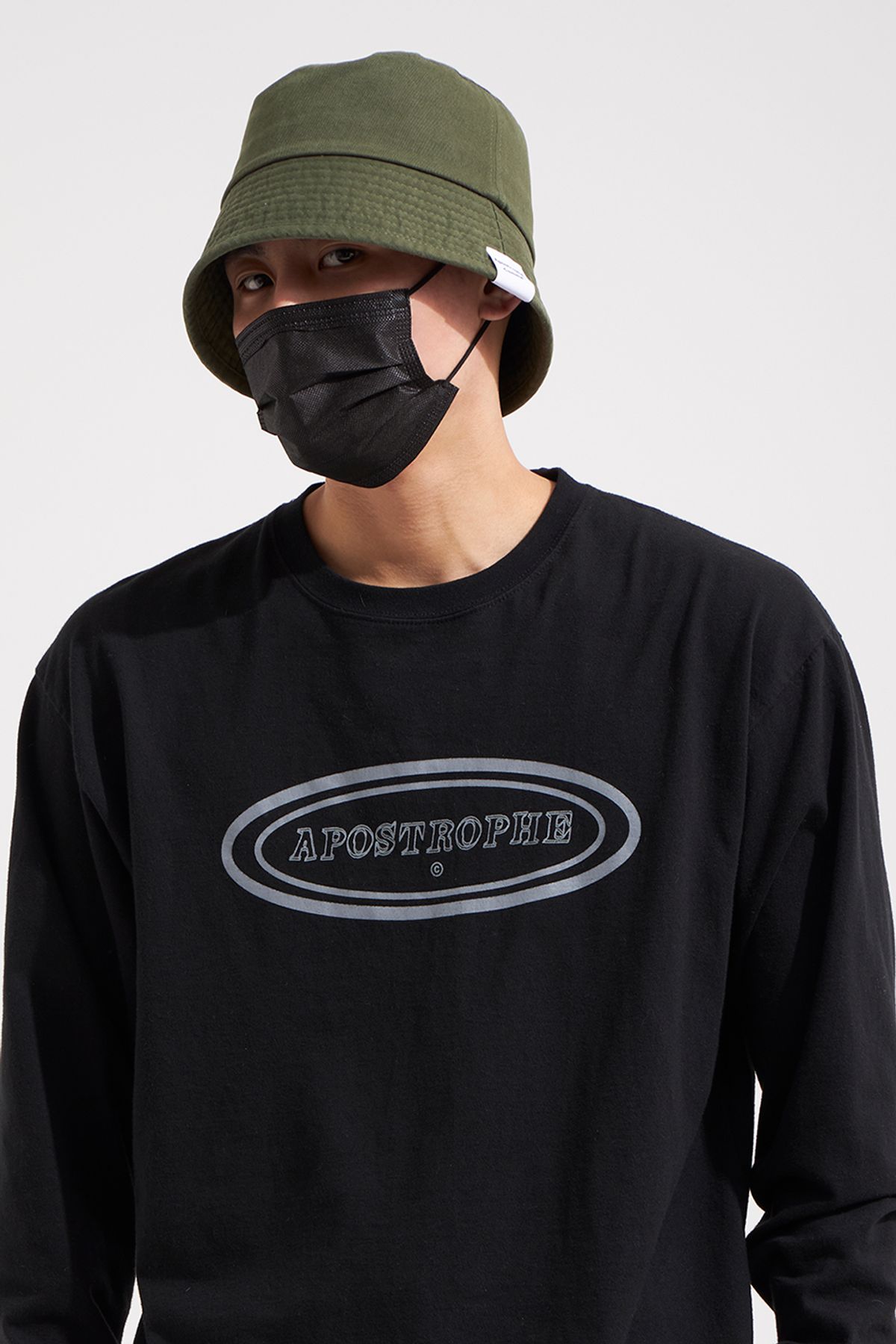 어퍼스트로피 콤마(APOSTROPHE COMMA) 더블라인 포인트 라벨 버킷햇 (카키)
