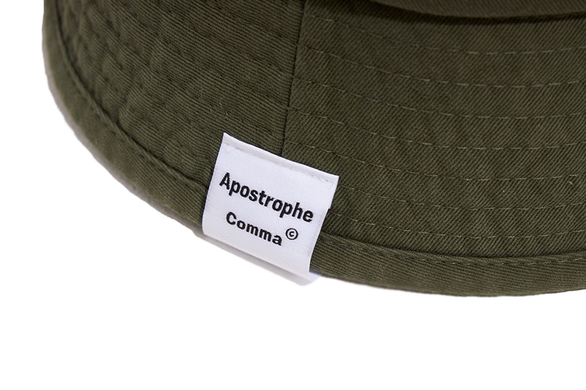 어퍼스트로피 콤마(APOSTROPHE COMMA) 더블라인 포인트 라벨 버킷햇 (카키)