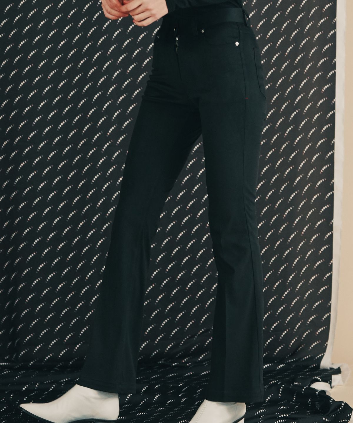 룬케이브(LUNECAVE) SLIM BOOT-CUT BLACK SUEDE PANTS WOMEN_슬림 부츠컷 블랙 스웨이드 팬츠