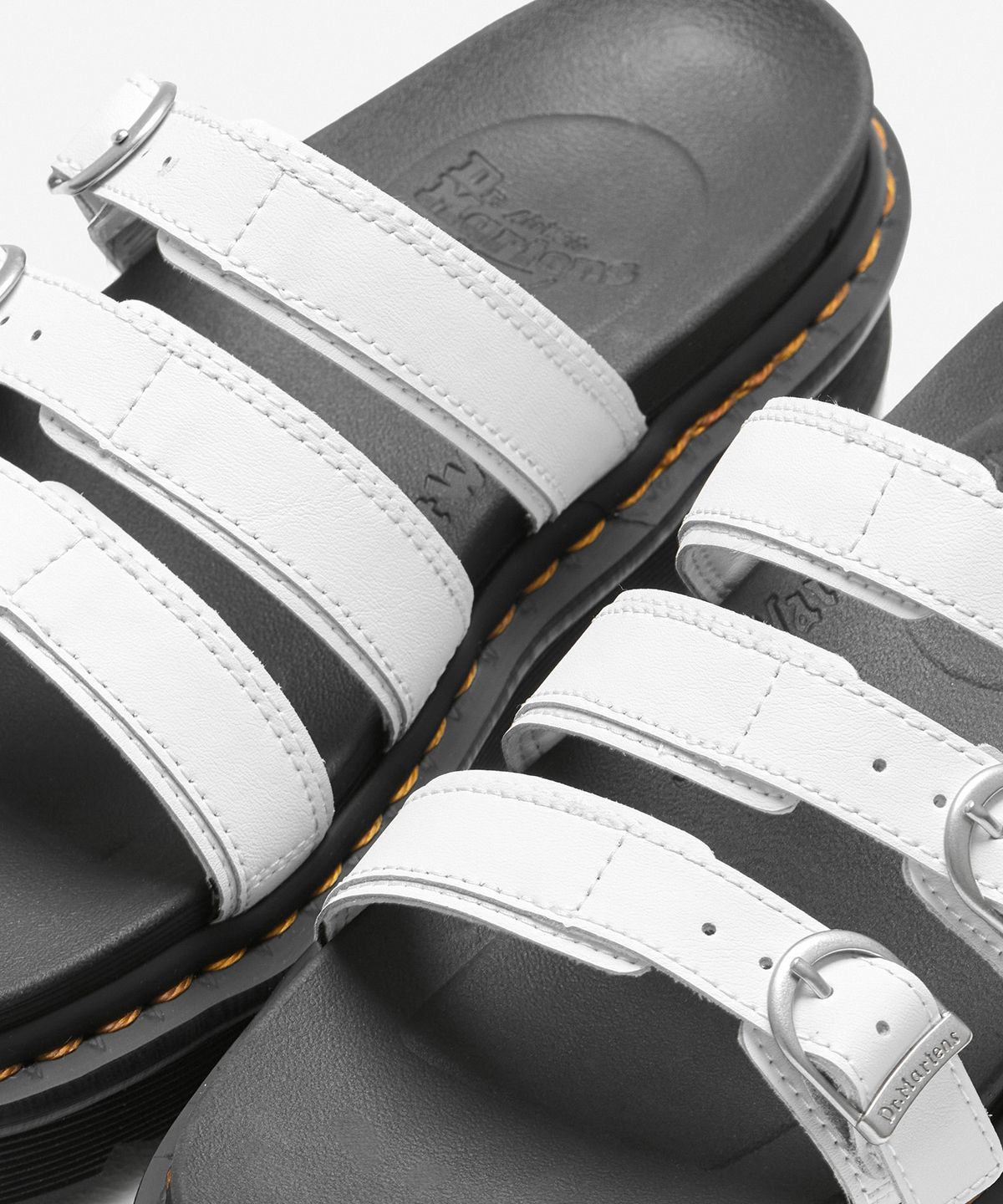 닥터마틴(DR.MARTENS) 블레어 화이트 하이드로 슬리퍼 / 25456100