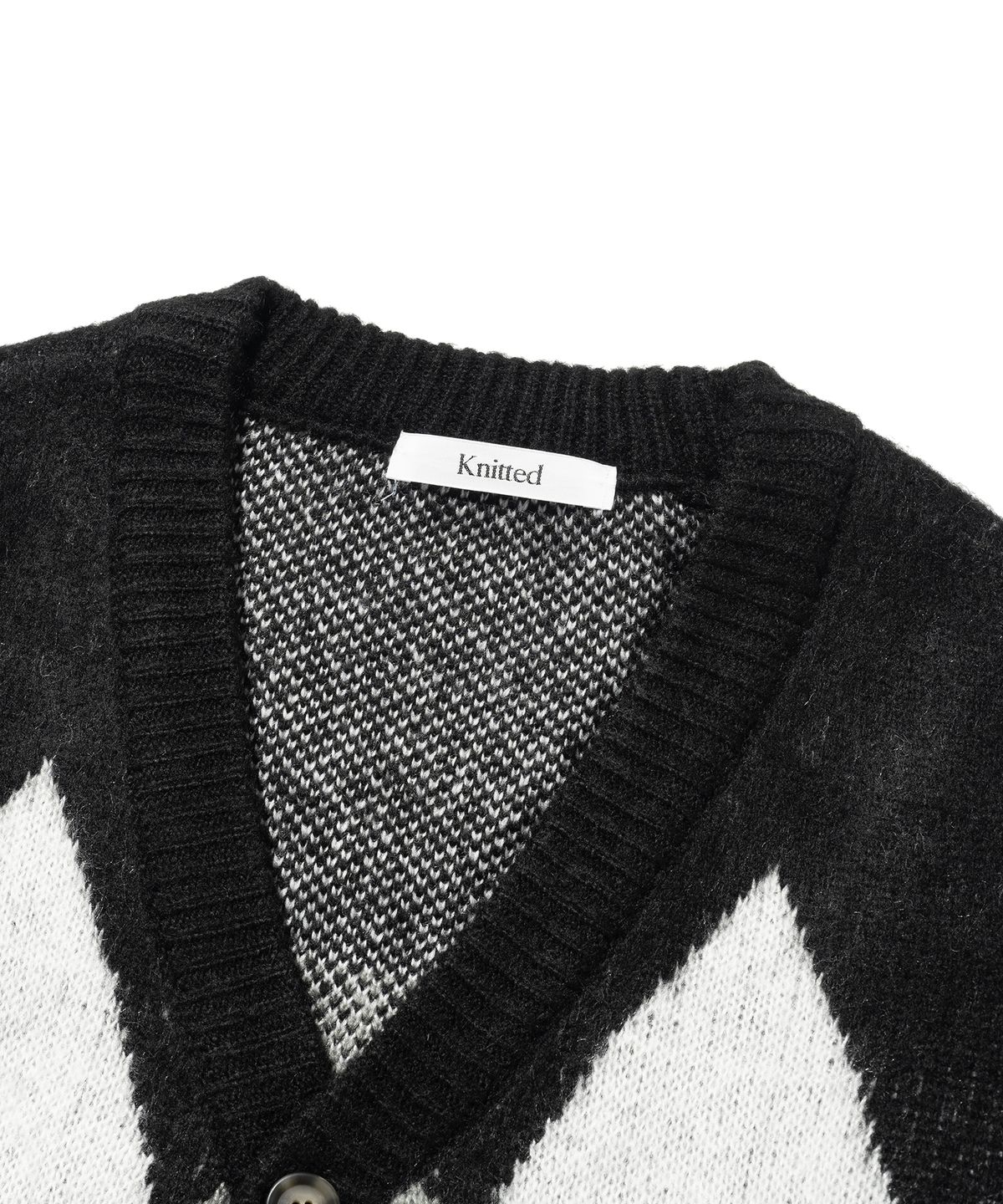 니티드(KNITTED) 벌키 브러쉬 아가일 가디건 DARK BLACK