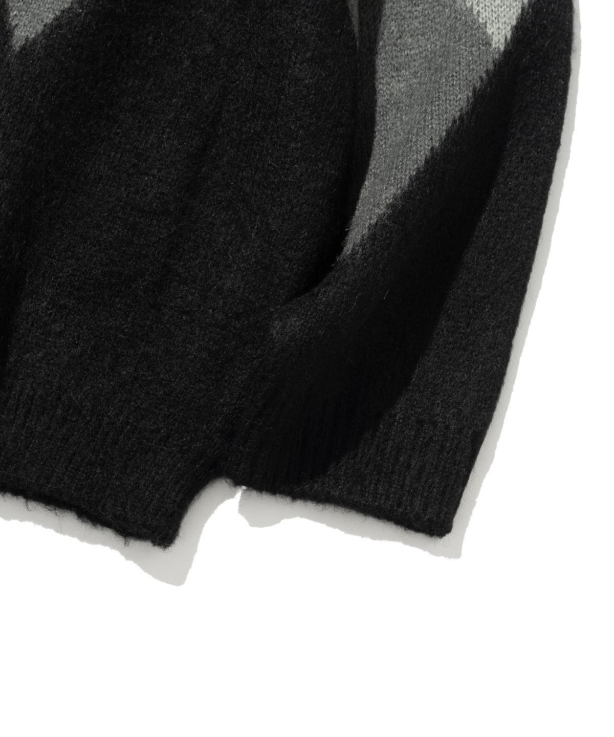 니티드(KNITTED) 벌키 브러쉬 아가일 가디건 DARK BLACK