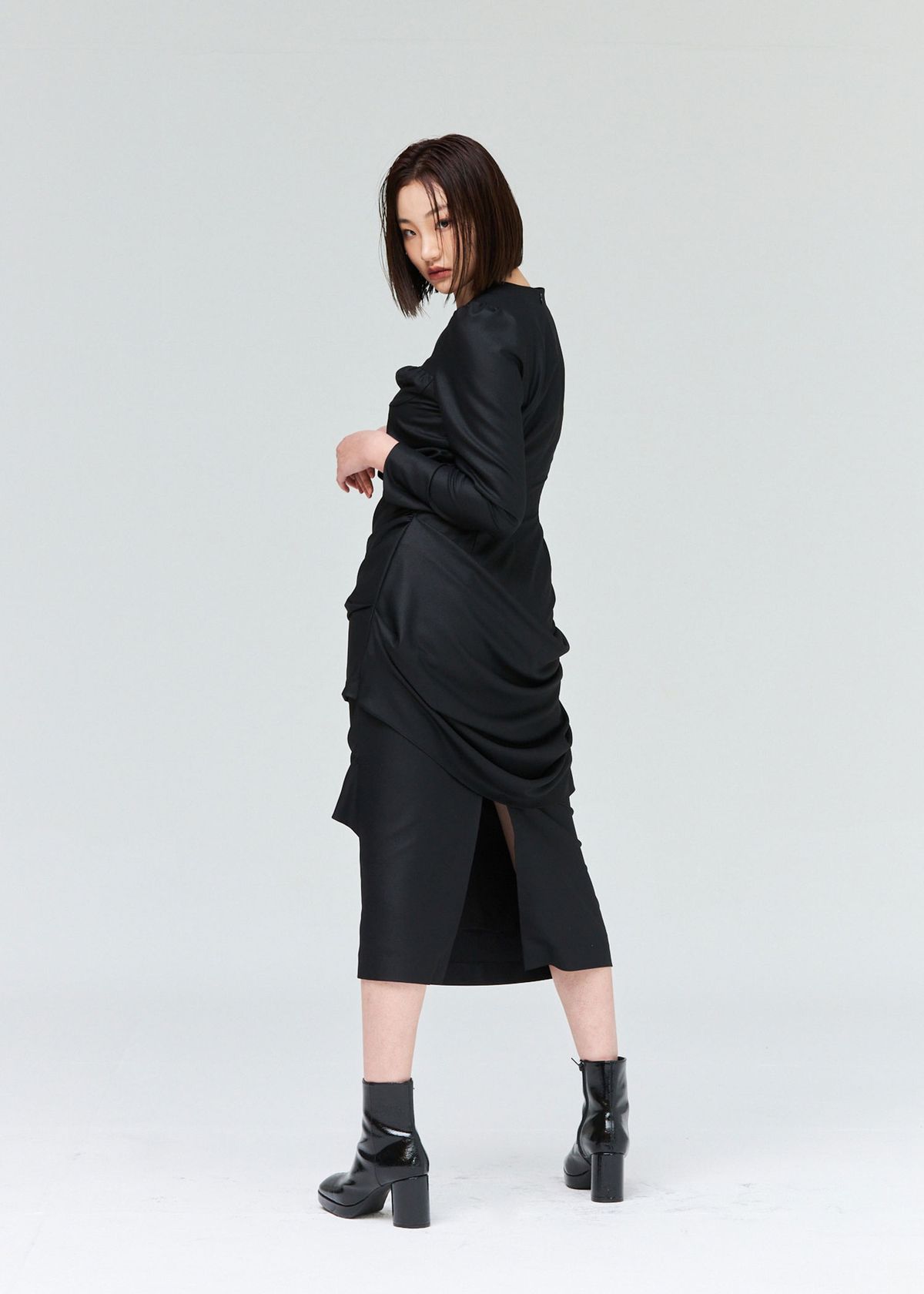 온웨어(ONWEAR) 브이넥 셔링 드레스 - 블랙