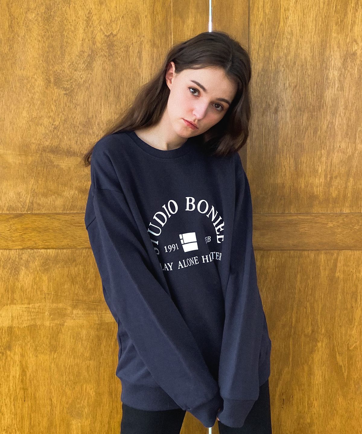 보늬(BONIEE) 레트로 클럽 로고 오버 맨투맨 스웻셔츠 네이비