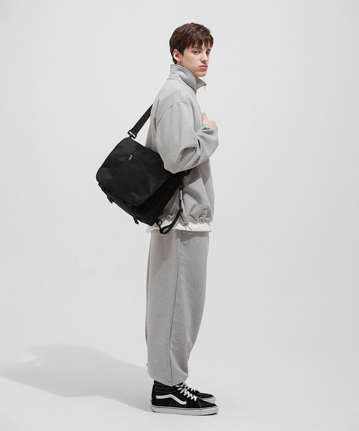 퀄팩(QUALPACK) 어센틱 메신저백 320 폴리 - 사이즈 & 후기 | 무신사