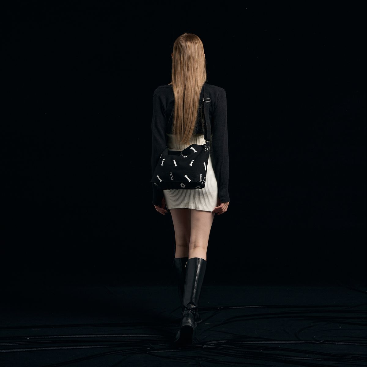 일리오(ILLIO) CANVAS CROSS BAG BLACK