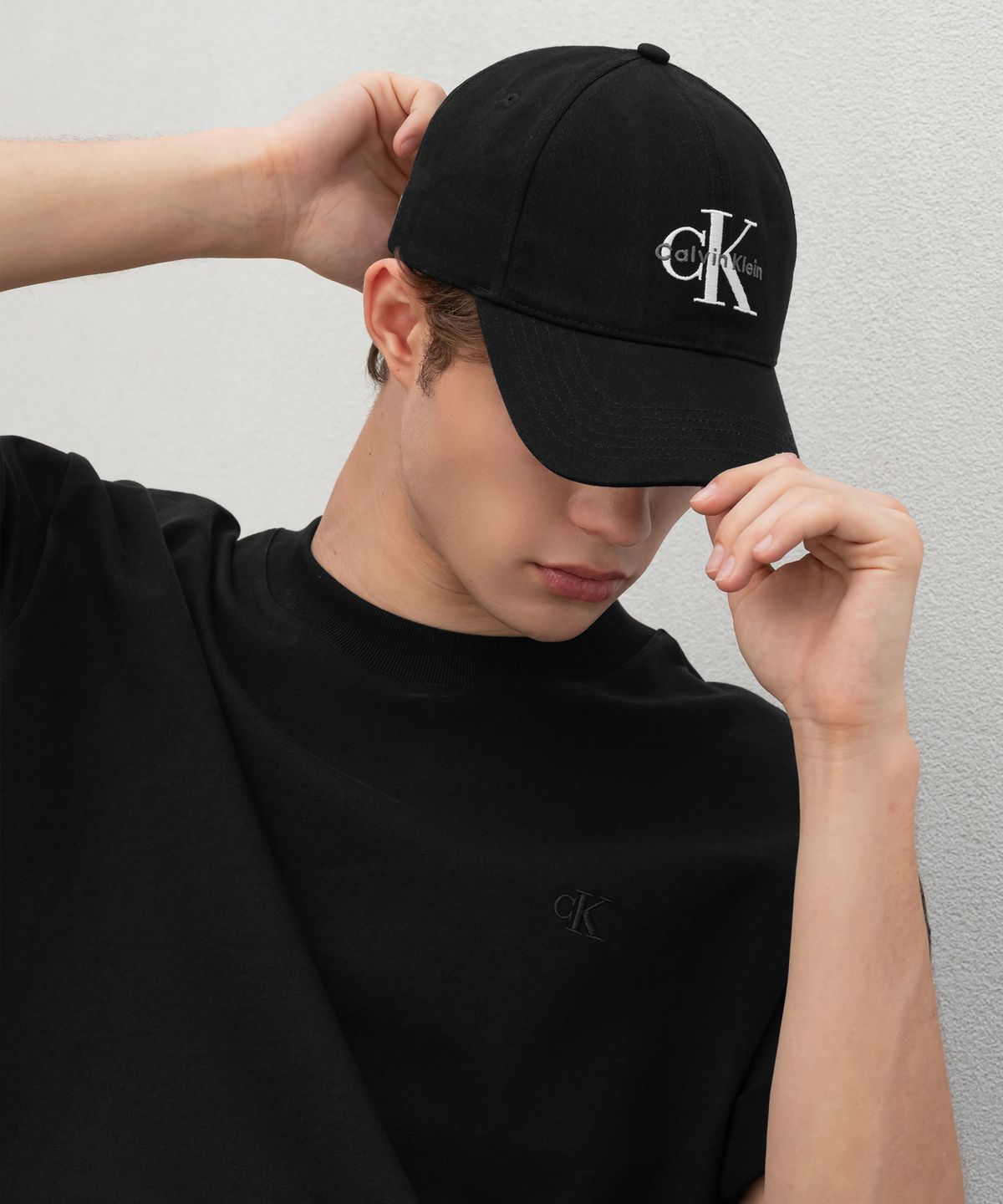 캘빈클라인 진(CALVIN KLEIN JEANS) 남녀공용 CKJ 모노그램 엠브로이더리 볼캡 4G5004G UB1