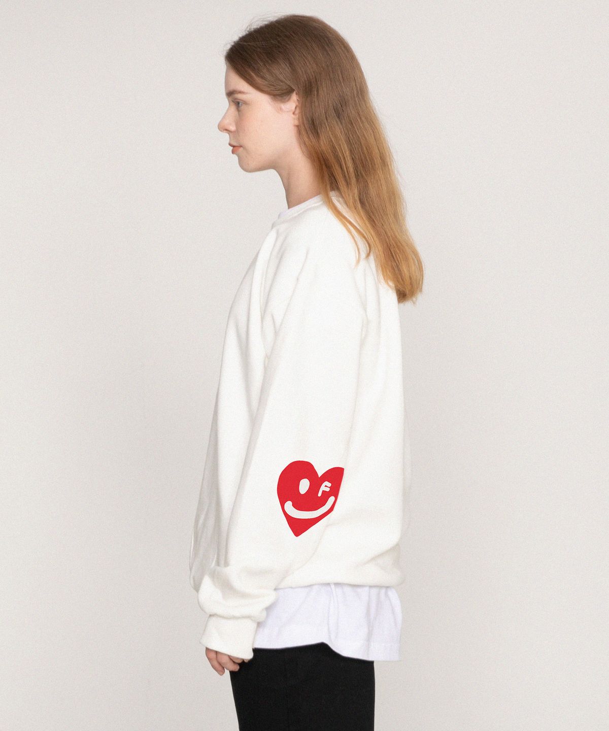 그레이버(GRAVER) [UNISEX]엘보우 드로잉하트 스마일 맨투맨_아이보리