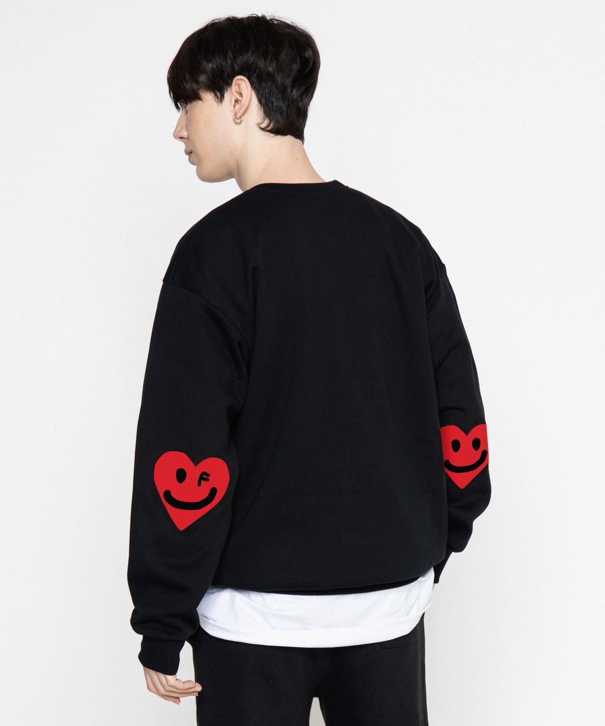 그레이버(GRAVER) [UNISEX]엘보우 드로잉하트 스마일 맨투맨_블랙