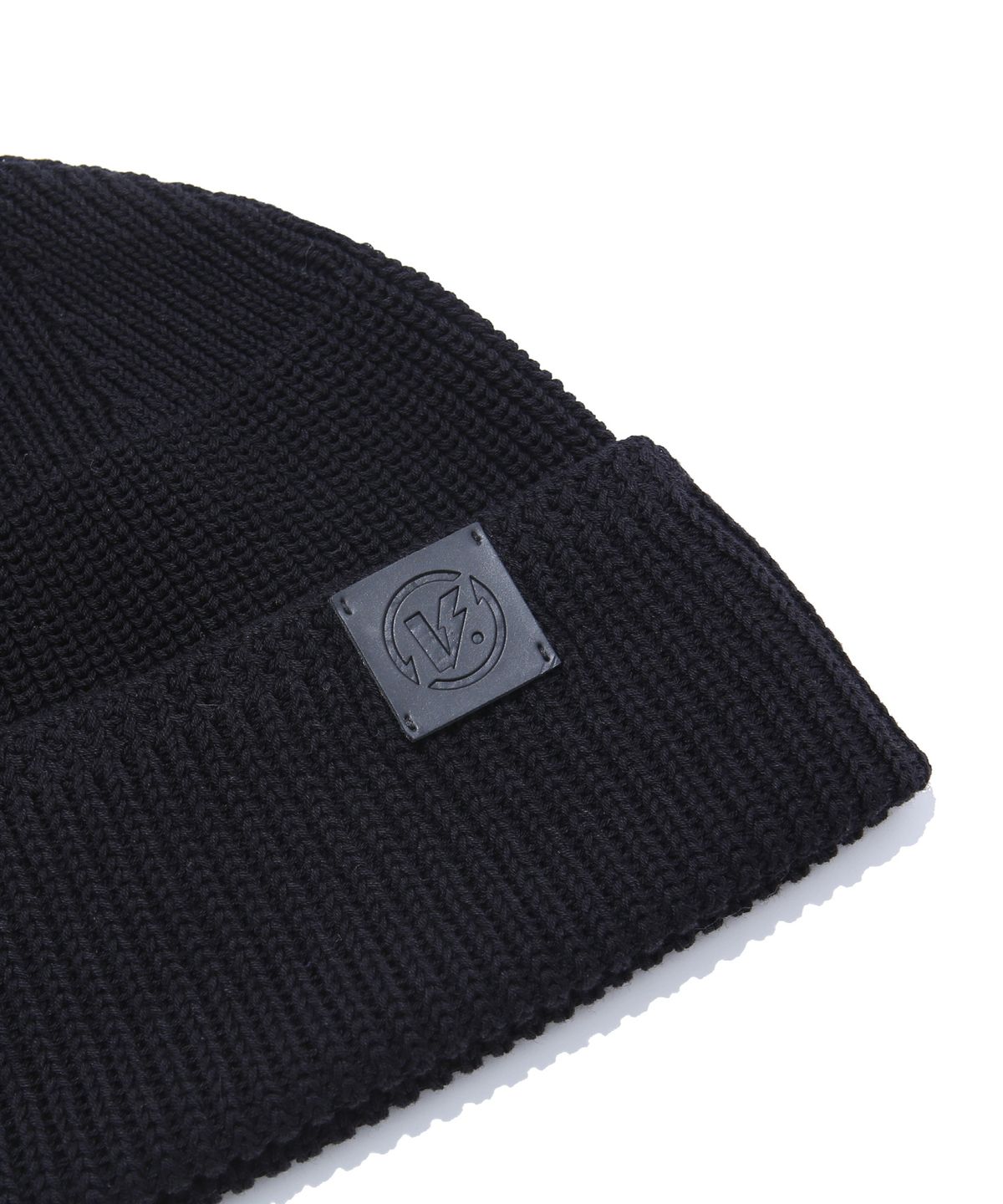 벌스원(VERSE ONE) FAUX LEATHER LOGO PATCHED WATCH CAP BLACK