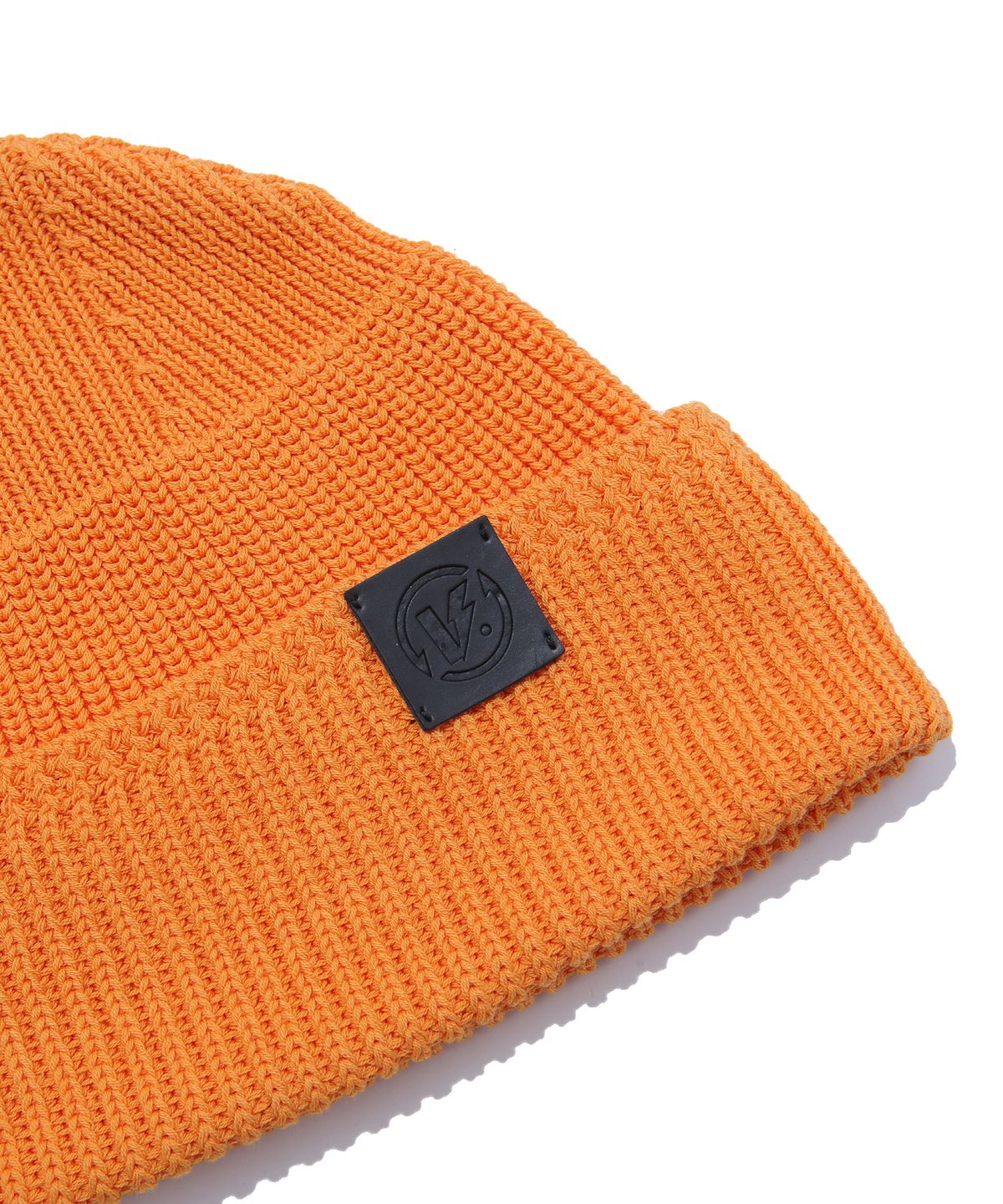 벌스원(VERSE ONE) FAUX LEATHER LOGO PATCHED WATCH CAP ORANGE
