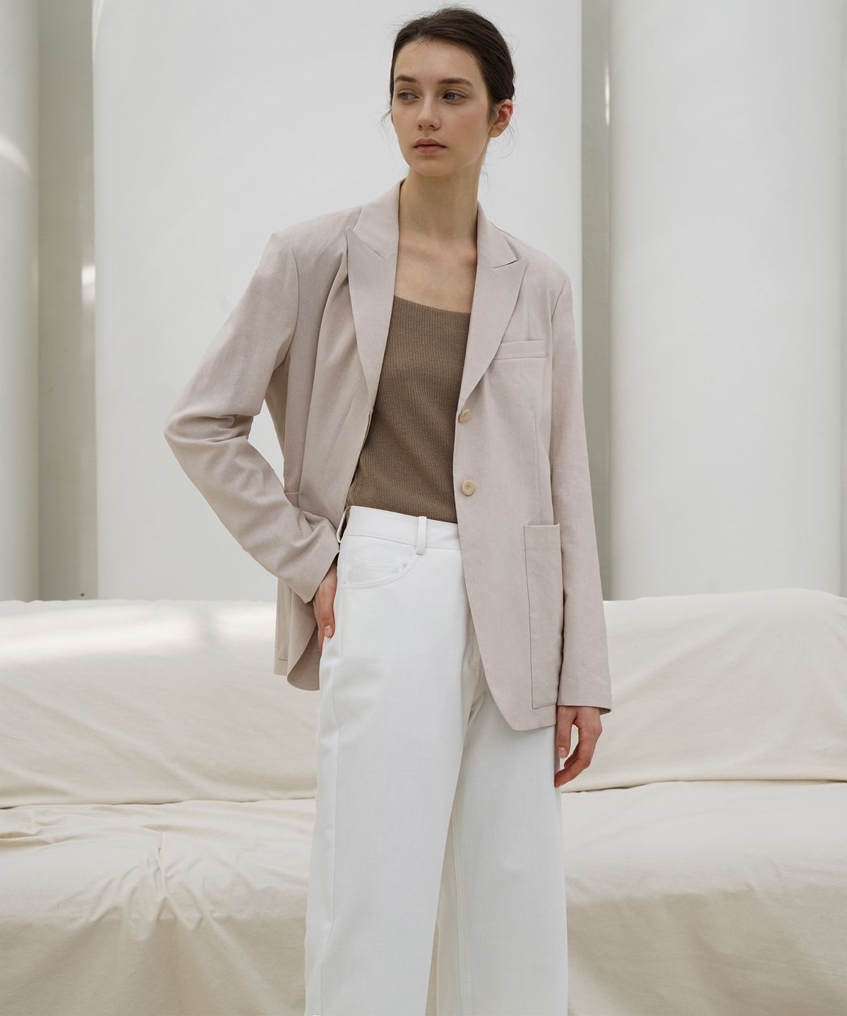 리이(RE RHEE) BACK BUTTONED SHORT COLLAR JACKET