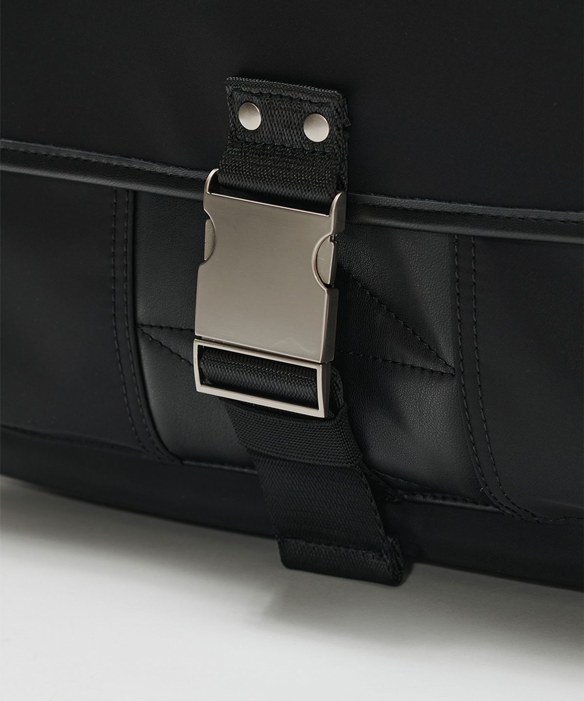 메종미네드(MAISON MINED) BUCKLE STRAP HOBO BAG