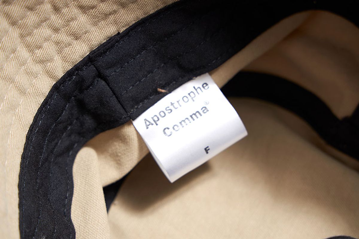어퍼스트로피 콤마(APOSTROPHE COMMA) ACOMMA 가죽 라벨 하프폴드 버킷햇(베이지)