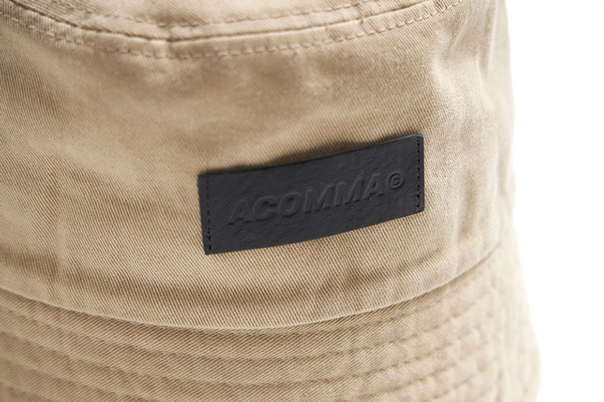 어퍼스트로피 콤마(APOSTROPHE COMMA) ACOMMA 가죽 패치 버킷햇(베이지)